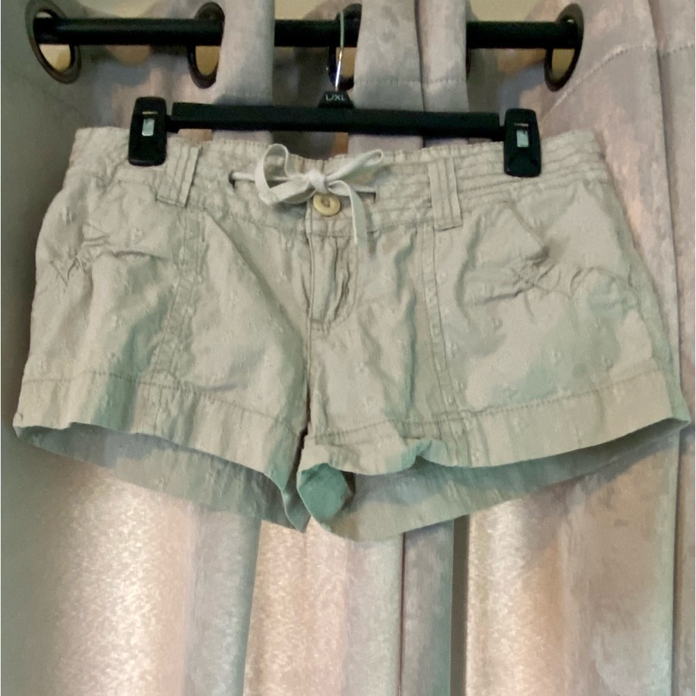 l.e.i. Ashley Troubke Juniors Khaki Shorts- Size 9